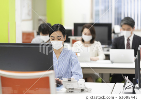 辦公室工作人員與面具 辦公室工作人員與面具 63098443