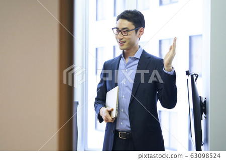 A young businessman 63098524