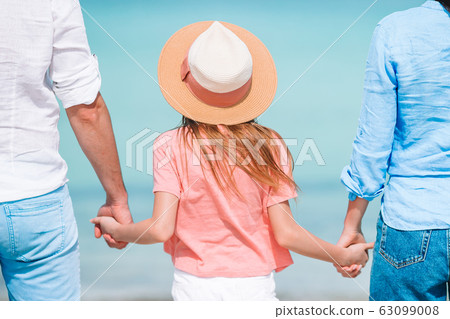 Beautiful tropical beach landscape with family enjoying summer vacation 63099008