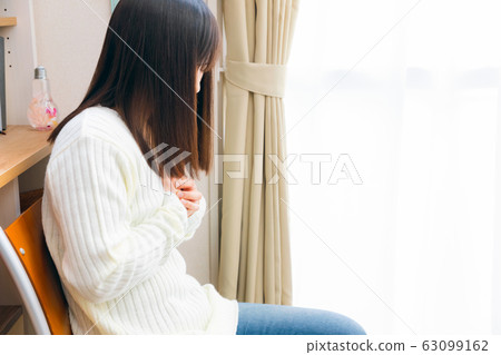 Women who hold their chest chest pain breathlessness various diseases 63099162