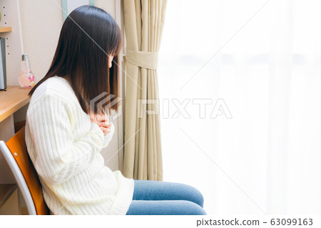 Women who hold their chest chest pain breathlessness various diseases Women who hold their chest chest pain breathlessness various diseases 63099163