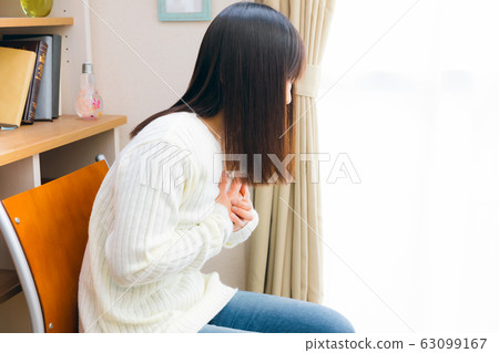 Women who control their breasts, chest pain, obstruction, various diseases Women who control their breasts, chest pain, obstruction, various diseases 63099167