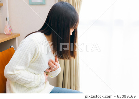 女人抱著胸口胸口氣喘吁籲各種疾病 女人抱著胸口胸口氣喘吁籲各種疾病 63099169