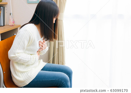 女人抱著胸口胸口氣喘吁籲各種疾病 女人抱著胸口胸口氣喘吁籲各種疾病 63099170