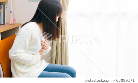 16: 9 Women who hold their breasts, chest pain, breathlessness, various diseases 63099171