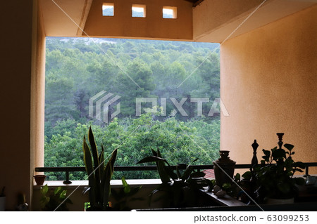 Window - an aperture in the wall, which serves for the entry of light into the room and ventilation. 63099253