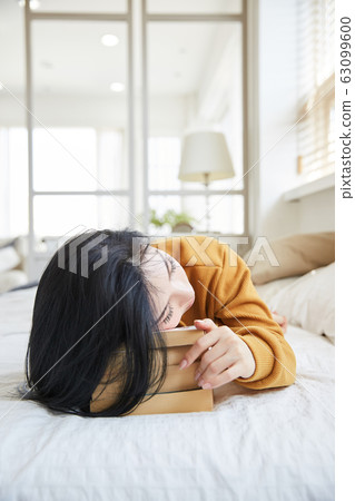 年輕女子在假期享受休閒 63099600