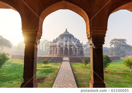 Sunrise in the Humayun's Tomb, view on the Isa Sunrise in the Humayun's Tomb, view on the Isa 63100085
