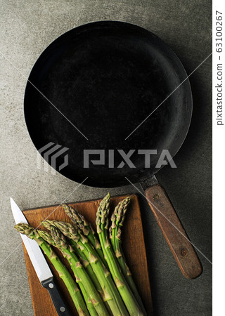Asparagus cooking Asparagus cooking 63100267