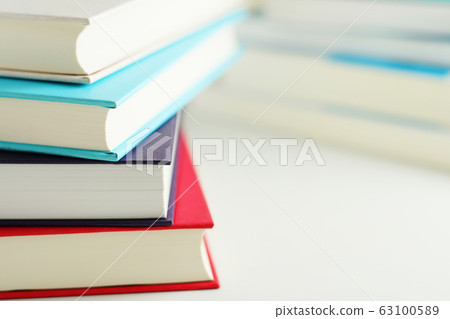 一本堆積的書 63100589