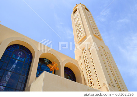 A large high tower, a spire in an Egyptian  63102156