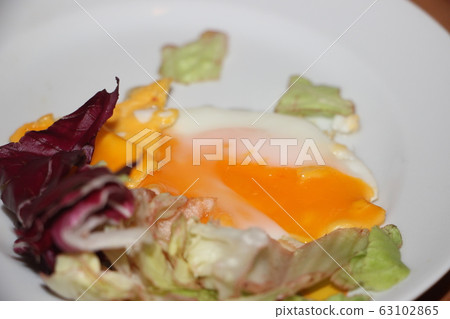 Breakfast with fried scrumbled egg and salad leaves closeup 63102865
