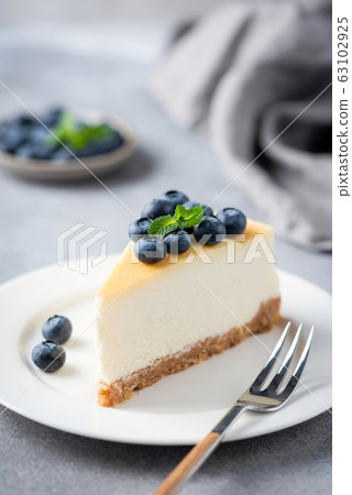 Cheesecake slice with fresh blueberries Cheesecake slice with fresh blueberries 63102925
