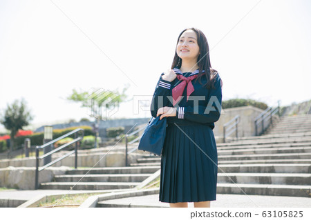 A smiling high school student 63105825