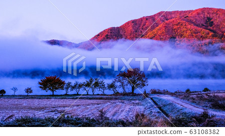 秋末：初霜和蒸氣霧（木崎湖） 63108382