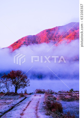 Late Autumn: First frost and steam fog (Kizaki Lake) Late Autumn: First frost and steam fog (Kizaki Lake) 63108387