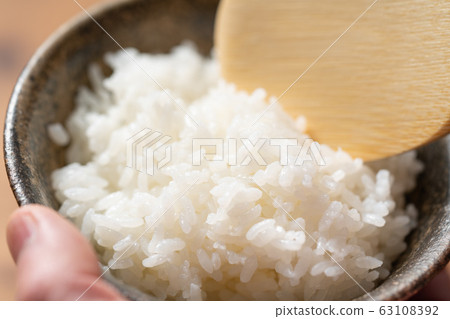 Serve rice in a bowl 63108392