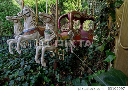 Amusement park ruins 63109097