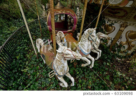 Amusement park ruins 63109098