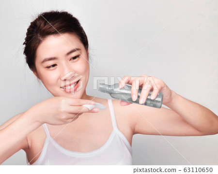 young beautiful asian woman with clean and bright skin, Cosmetic Beauty Concept,smiling face young beautiful asian woman with clean and bright skin, Cosmetic Beauty Concept,smiling face 63110650
