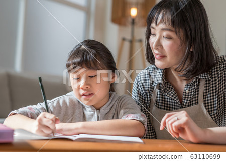 在客廳學習 63110699