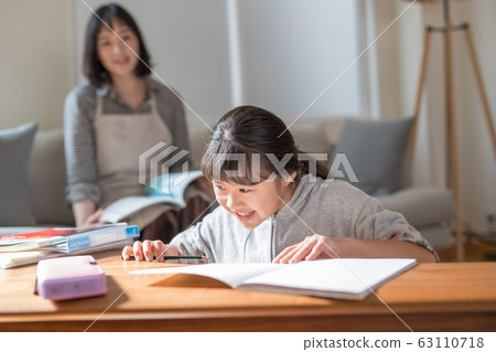 在客廳學習 在客廳學習 63110718