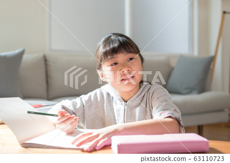 在客廳學習 在客廳學習 63110723