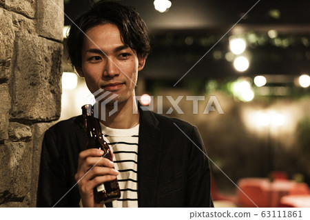 年輕人(啤酒,晚上,外出就餐,室外 年輕人(啤酒,晚上,外出就餐,室外 63111861