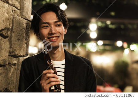 年輕人(啤酒,晚上,外出就餐,室外 年輕人(啤酒,晚上,外出就餐,室外 63111863