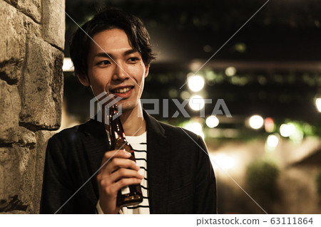 年輕人(啤酒,晚上,外出就餐,室外 年輕人(啤酒,晚上,外出就餐,室外 63111864