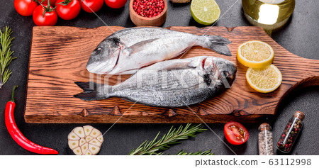 Raw dorado fish with spices 63112998