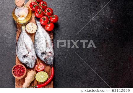 Raw dorado fish with spices 63112999