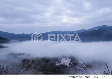 Yufuin Basin surrounded by morning fog Yufuin Basin surrounded by morning fog 63113420