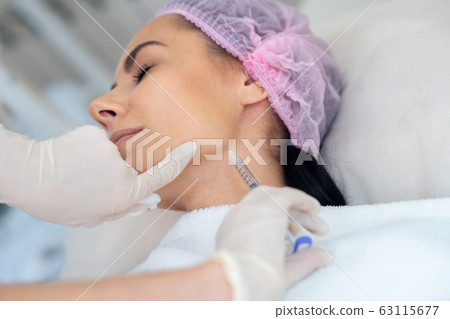 Dark-haired businesswoman visiting cosmetologist at the weekend 63115677