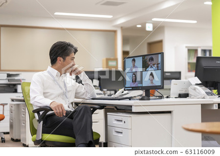 在辦公室在線會議的商人 63116009