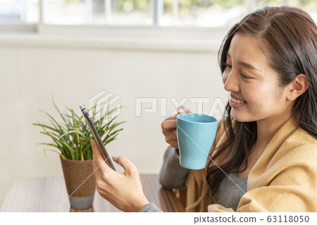 使用智能手機的女人 63118050