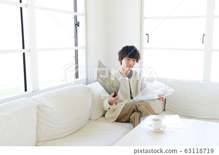 看唱片外套和紀錄的年輕人 63118719