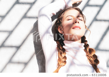 亞洲美女女人光影人夏天曬傷 亞洲美女女人光影人夏天曬傷 63118806