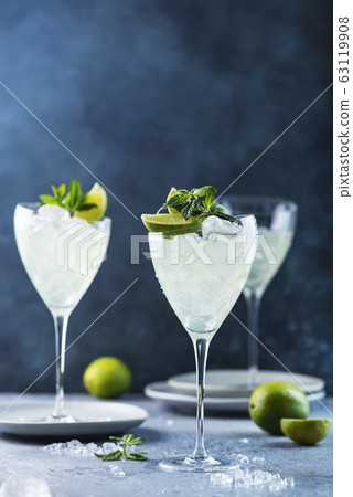 Summer cocktail mojito 63119908
