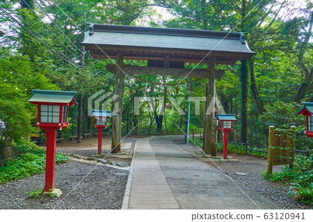 初夏東京八王子市的高山山藥院進神門（從藥院一側看） 63120941