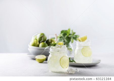 Mojito cocktail with lime 63121164