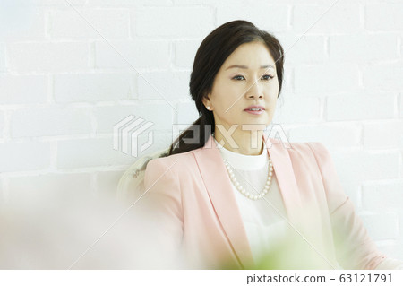 Business woman, business, CEO, boss, representative, office, office, office, company, hotel, cafe, house, room Business woman, business, CEO, boss, representative, office, office, office, company, hotel, cafe, house, room 63121791