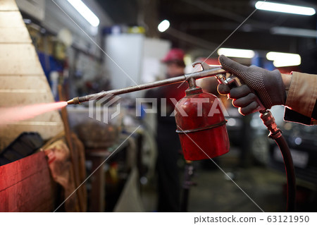 Hand Holding Sandblast Gun 63121950