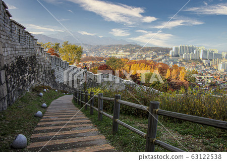 Scenery of the trail around the fortress walls of Hanyangdoseong in Seoul 63122538