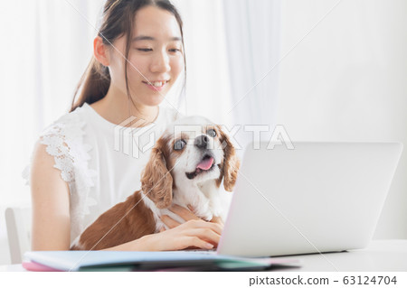 年輕女人的寵物 63124704