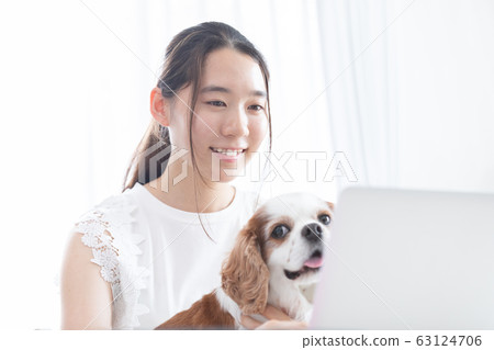 年輕女人的寵物 年輕女人的寵物 63124706