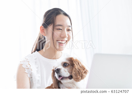 年輕女人的寵物 年輕女人的寵物 63124707