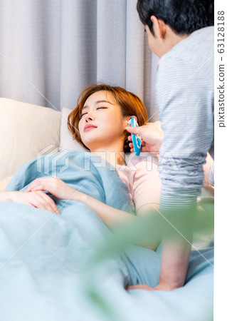 Young couple newlyweds lovers hospital pain Young couple newlyweds lovers hospital pain 63128188