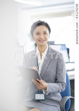 看片劑的中年婦女在辦公室 看片劑的中年婦女在辦公室 63129206