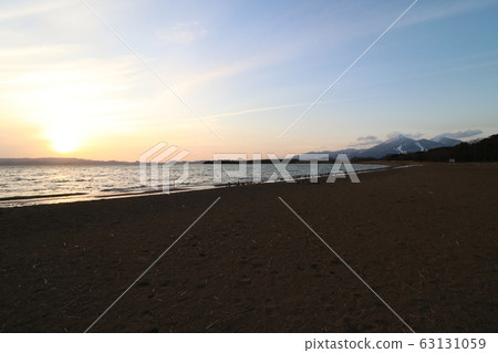 Lake Inawashiro and the setting sun of March 1, 2020 seen from Shidahama Lake Inawashiro and the setting sun of March 1, 2020 seen from Shidahama 63131059